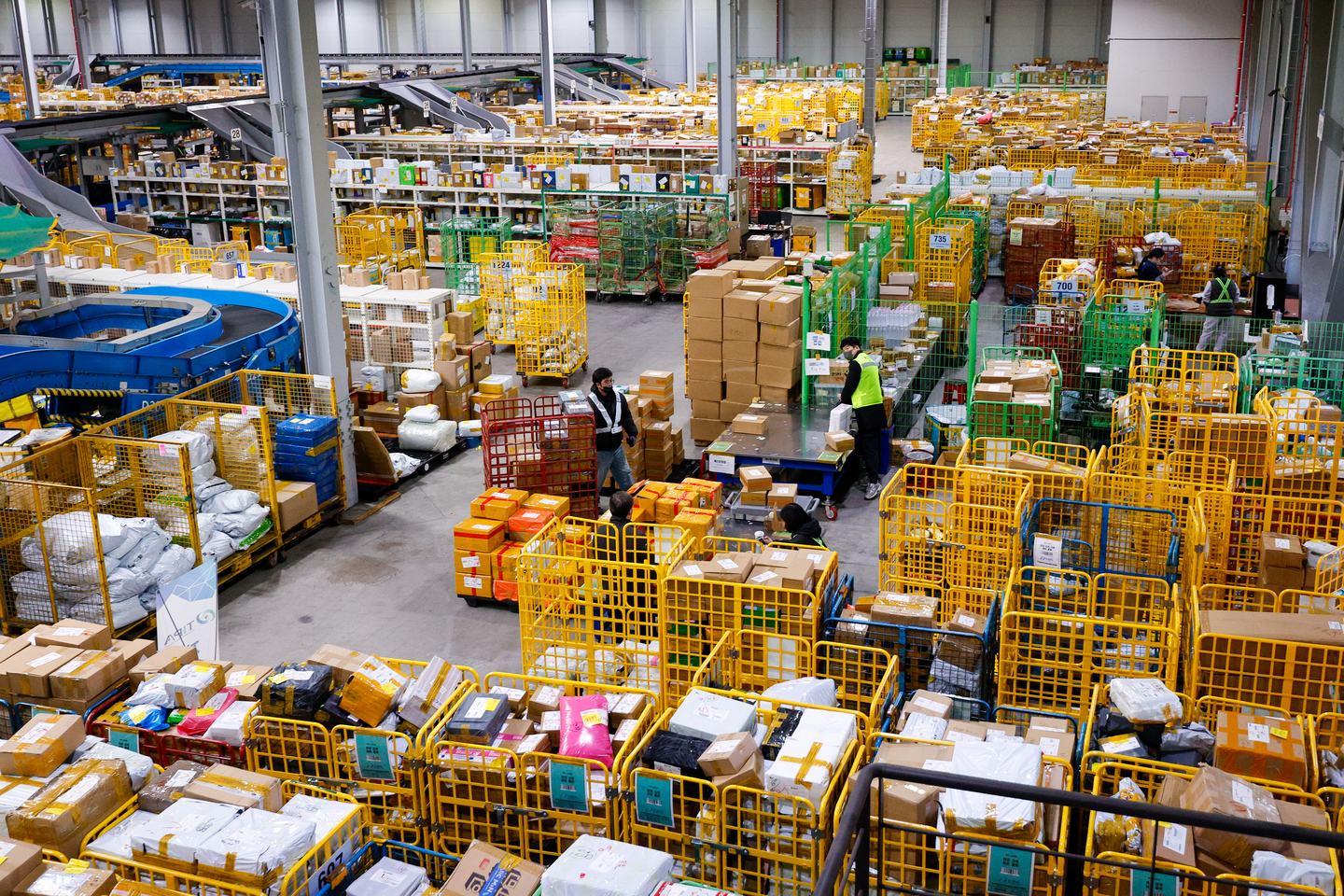 Stacks of direct-purchase parcels are seen at the express cargo logistics center of Incheon Airport Regional Customs in Jung District, Incheon, on Nov. 20. [NEWS1]