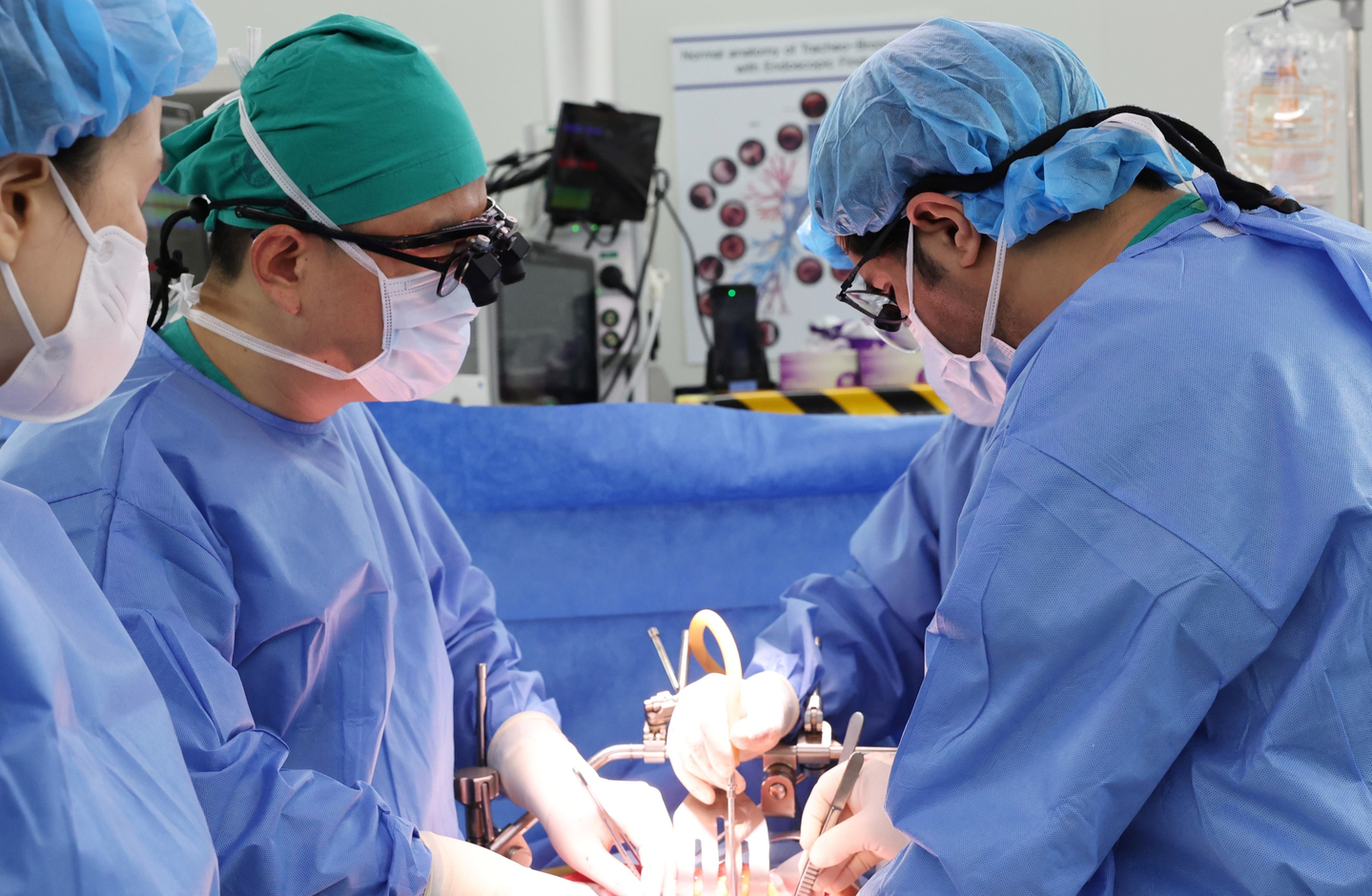 Prof. Hwang Dae-wook, left, teaches Mohammed Al Otaibi, a hepatobiliary and pancreatic surgeon from Saudi Arabia, right, how to perform a pancreatectomy at the Asan Medical Center in Seoul on Nov. 12. [ASAN MEDICAL CENTER]