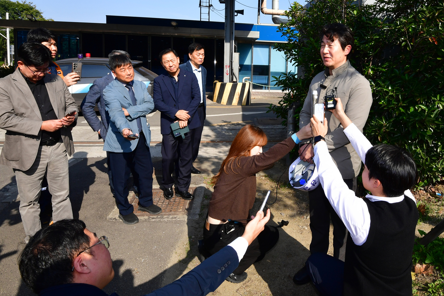 A police official explains the forensic examination on Nov. 6 in front of Gate No. 2 of Posco’s Pohang Steelworks, following the death of a Posco DX worker the previous day. [NEWS1]