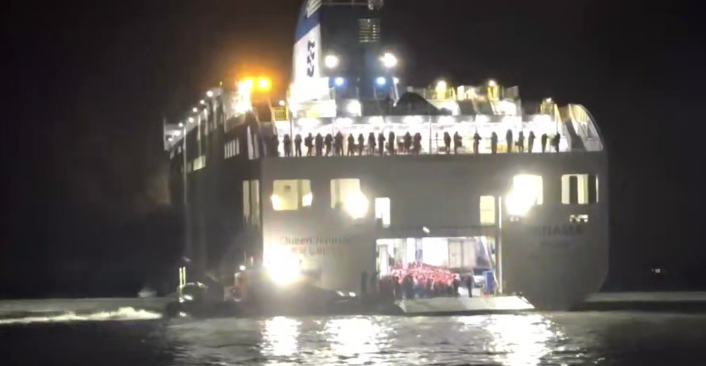 The Mokpo Coast Guard conducts a rescue operation after the Queen Jenuvia II ran aground near Jokdo, Jangsan-myeon, Shinan County, South Jeolla, at around 8:17 p.m. on Nov. 19. [MOKPO COAST GUARD]