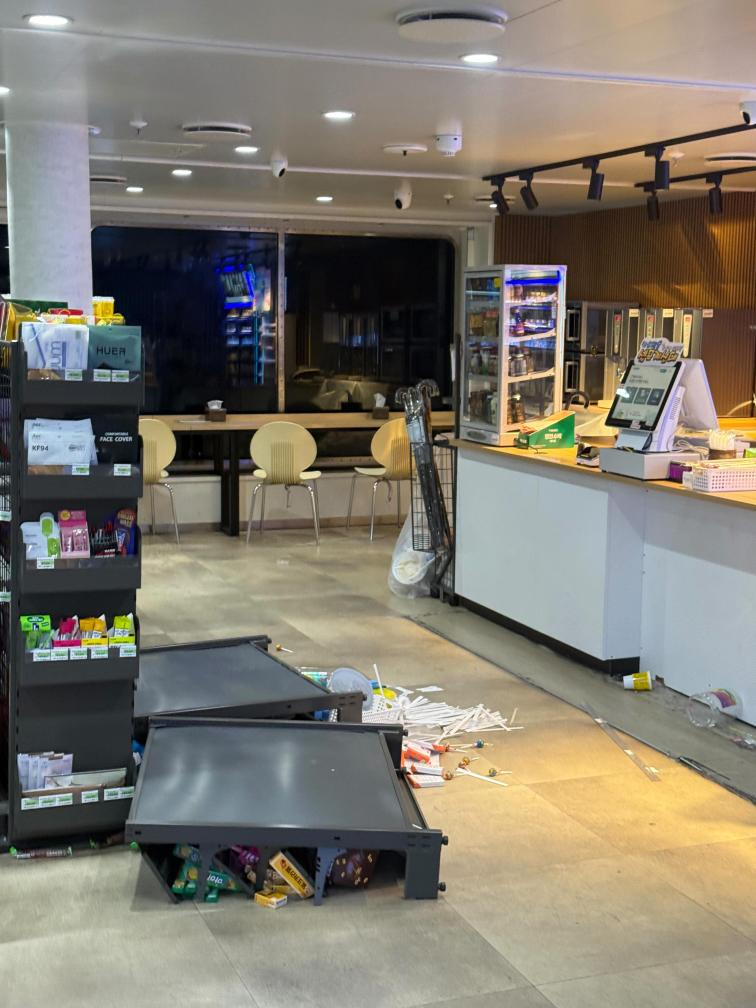 Shelves inside the ferry’s convenience store are seen toppled at around 8:15 p.m. on Nov. 19, shortly after the Queen Jenuvia II ran aground en route to Mokpo. [JOONGANG ILBO]
