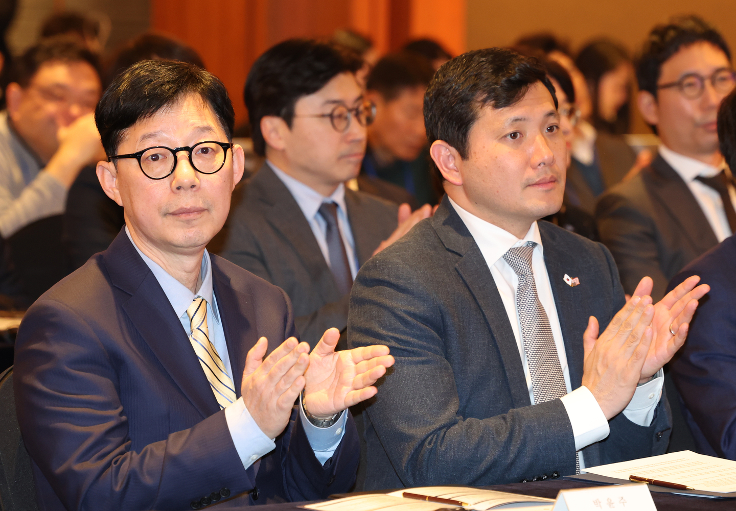 First Vice Foreign Minister Park Yoon-joo, left, and Acting U.S. Ambassador to Korea Kevin Kim attend the first Korea-U.S. Diplomatic Forum commemorating the founding of the Korea-U.S. Parliamentarians' Union held at the Lotte Hotel Seoul on Nov. 20.[YONHAP]