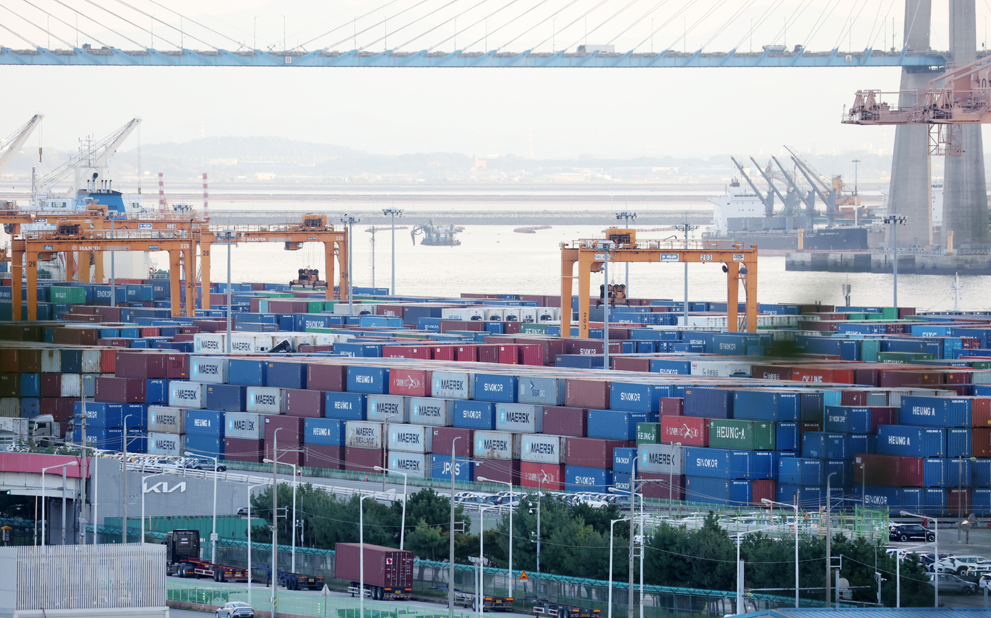 Export-bound containers are stacked at Pyeongtaek Port in Gyeonggi on Oct. 16. [NEWS1]