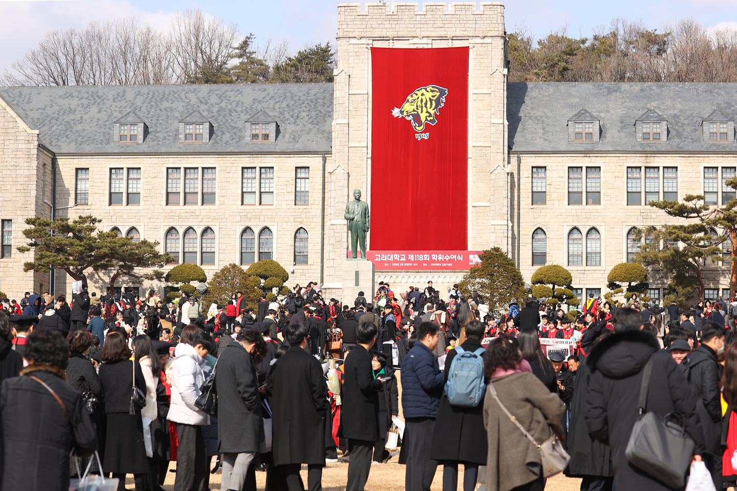 Graduates take commemorative photos during a commencement ceremony at Korea University in Seongbuk District, Seoul, on Feb. 25. [YONHAP]