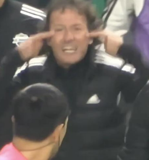 The K League has suspended Jeonbuk Hyundai Motors assistant coach Mauricio Taricco for five matches and fined him 20 million won ($13,600) after determining his recent hand gesture constituted a racist act known as the “slant eye” gesture, shown here. [SCREEN CAPTURE]