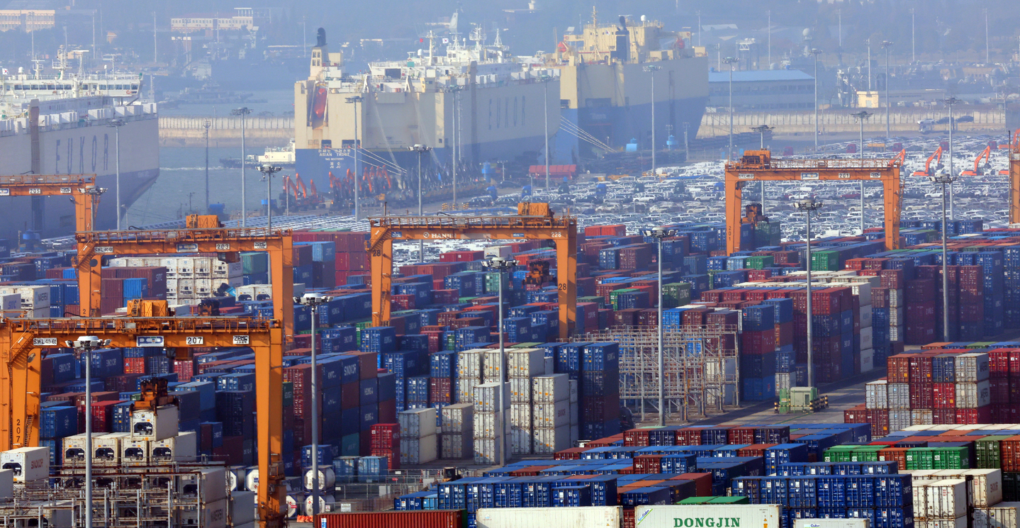 Containers are piled up at a port in Pyeongtaek, Gyeonggi on Nov. 6. [NEWS1]