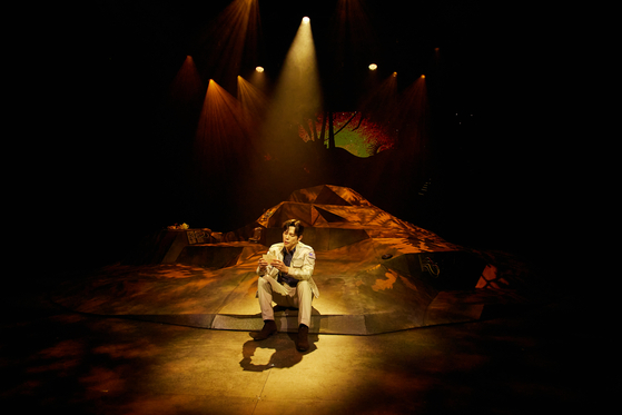 Actor Ko Hoon-jeong performs as astronaut Michael Collins in the new Korean musical ″Behind the Moon″ at the Chungmu Arts Center in Jung District, central Seoul, on Nov. 18. [COMPANY YEONJAK] 