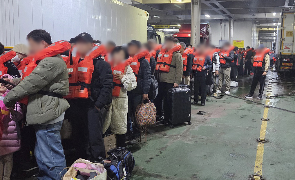Passengers wearing life jackets prepare to disembark from the Queen Jenuvia 2 after the ferry ran aground at Jokdo in Jangsan-myeon, Shinan County in South Jeolla at about 8:16 p.m. on Nov. 19. [NEWS1] 