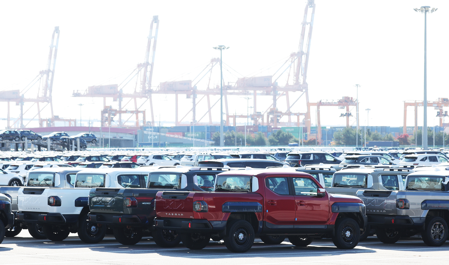 Cars wait to be exported at a port in Pyeongtaek on Nov. 14. [YONHAP] 