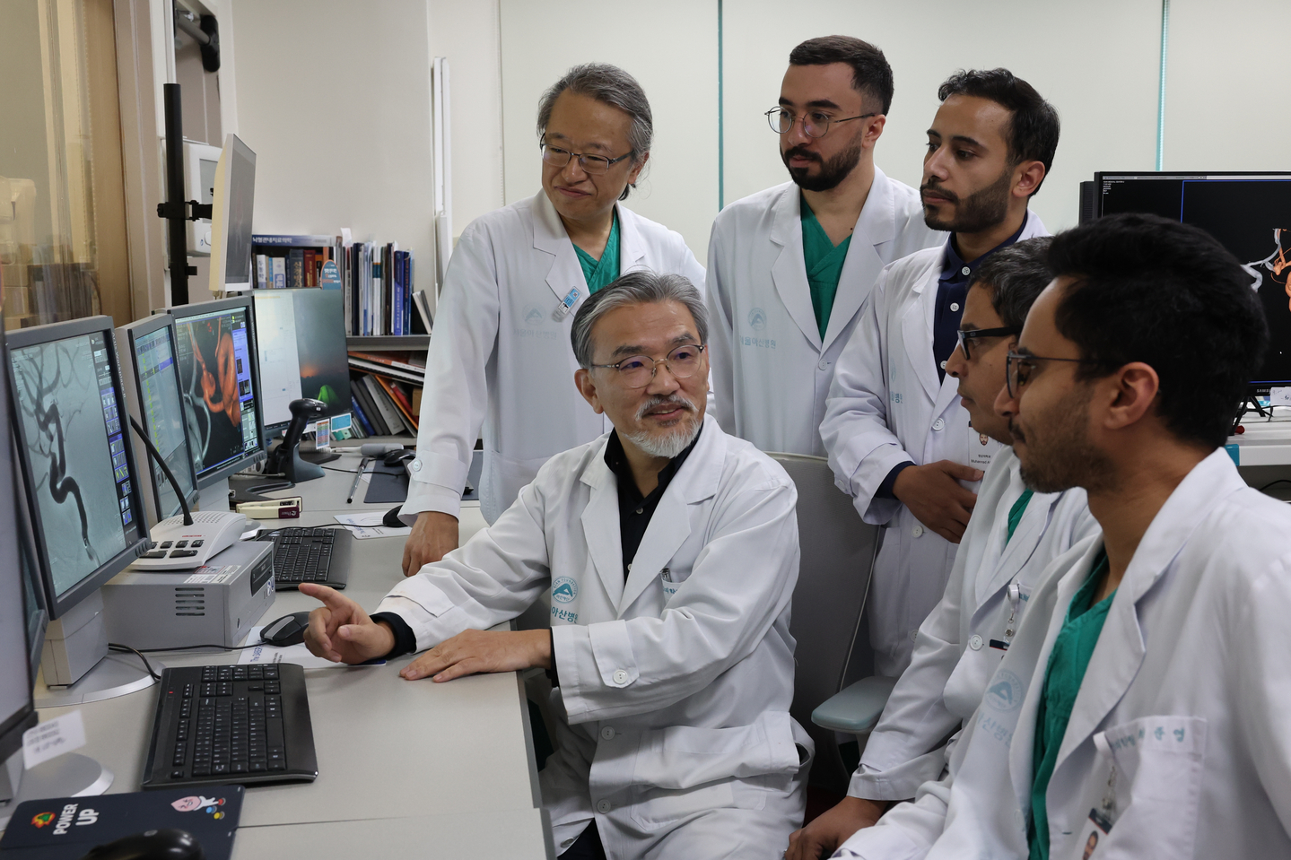 Medical staff are trained on treatment strategies for cerebral aneurysms using angiographic imaging at the Asan Medical Center in Seoul on Nov. 19. [ASAN MEDICAL CENTER]