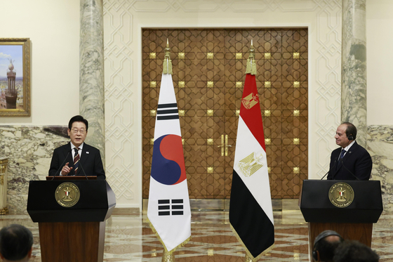 President Lee Jae Myung, left, speaks at a joint press briefing with Egyptian President Abdel Fattah El-Sisi after their bilateral summit at the presidential palace in Cairo on Nov. 20. [JOINT PRESS CORPS]