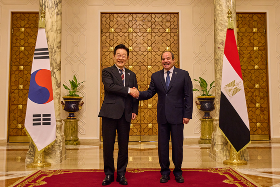 President Lee Jae Myung, left, shakes hands with Egyptian President Abdel Fattah El-Sisi ahead of their bilateral summit at the presidential palace in Cairo on Nov. 20 on Nov. 20. [JOINT PRESS CORPS]