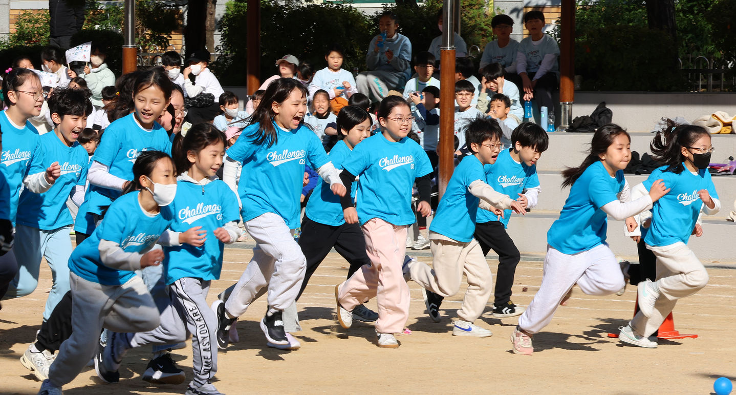 Third-grade students run out to play a game during the fall sports day for third and fourth graders at Incheon Bugok Elementary School in Incheon on Oct. 28. [YONHAP] 