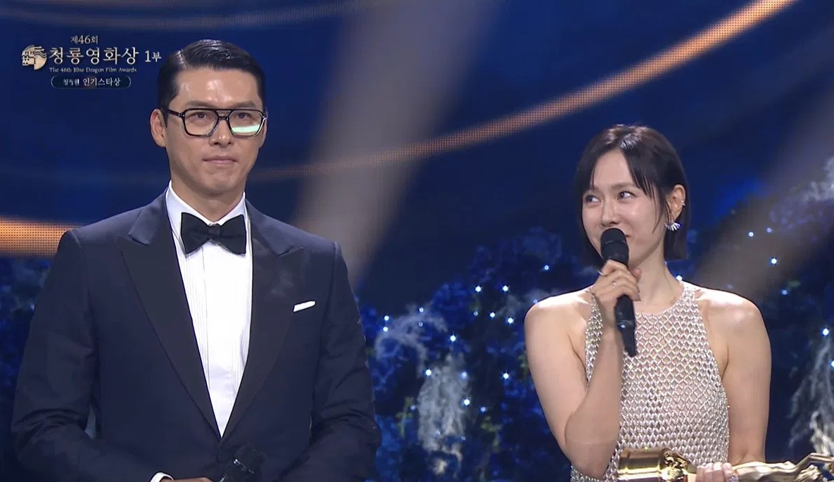 Actor Son Ye-jin, right, speaks, alongside her husband Hyun Bin, after receiving Chungjungone Most Popular Actor award during the 46th Blue Dragon Film Awards on Nov. 19. [SCREEN CAPTURE]