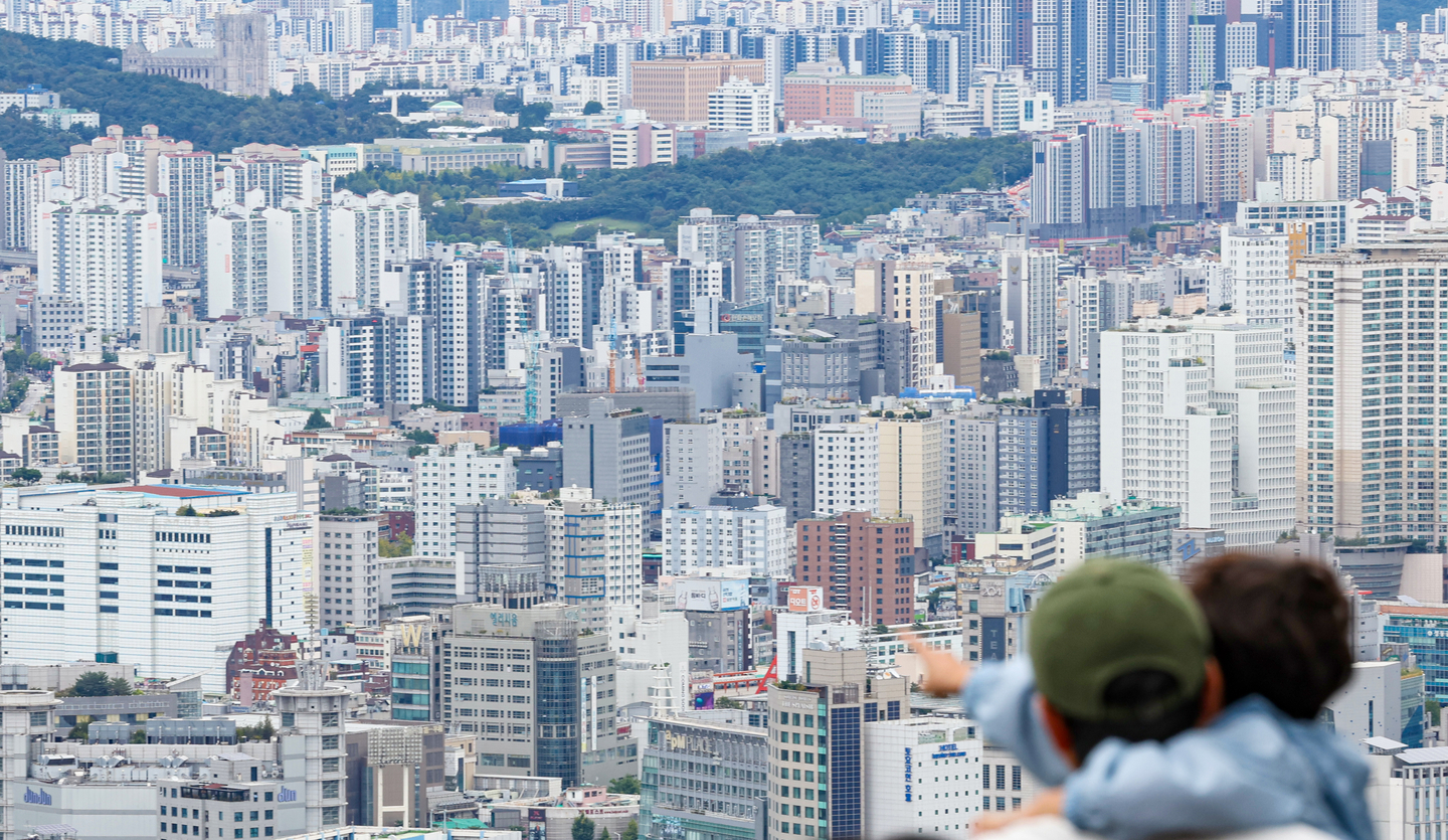 Visitors at Mount Namsan look down at apartment complexes in Seoul on Oct. 9. [NEWS1]