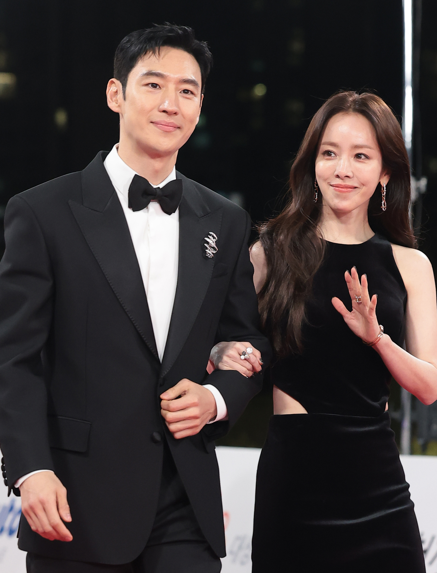 Actors Lee Je-hoon, left and Han Ji-min on the red carpet of Blue Dragon Film Awards [NEWS1]