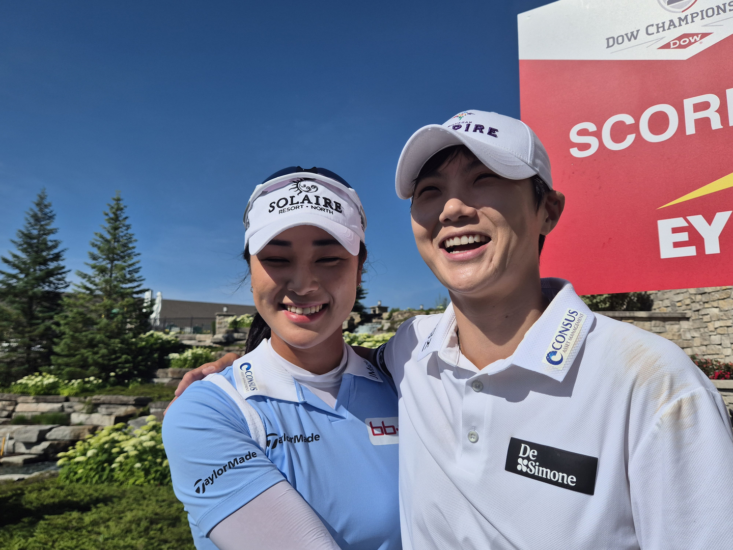 Park Sung-hyun, right, and Yoon Ina, who played together at the Dow Championship, are seen in this photo. [SUNG HO-JUN]