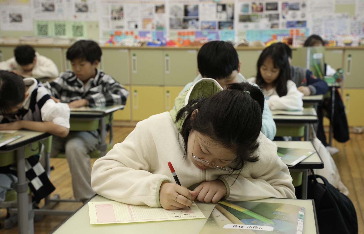 Fourth-grade students prepare for a test at Seoul Jeongmok Elementary School in Yangcheon District, western Seoul on Nov. 5, 2024. [NEWS1]