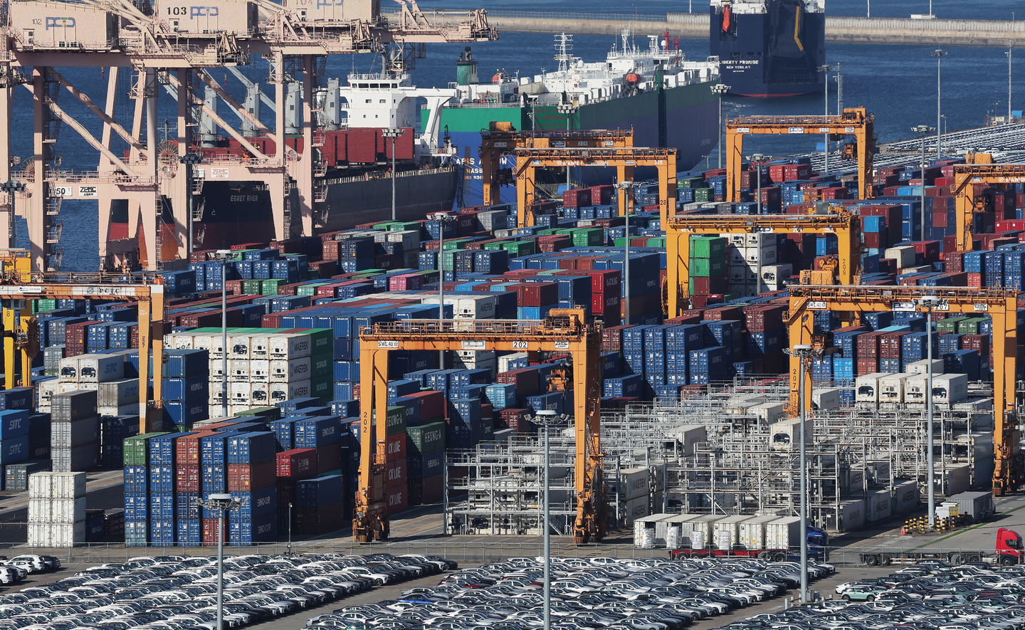 Containers are waiting to be shipped at a port in Pyeongtaek, Gyeonggi, on Nov. 14. [YONHAP]