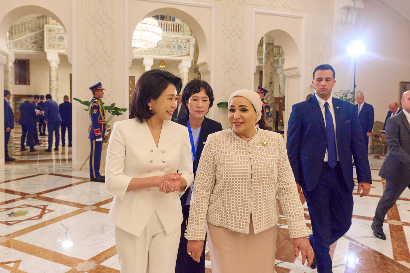 First lady Kim Hea Kyung, left, and Egypt’s first lady Entissar El-Sisi walk to the reception room at the presidential palace in Cairo on Nov. 20. [JUN MIN-KYU] 
