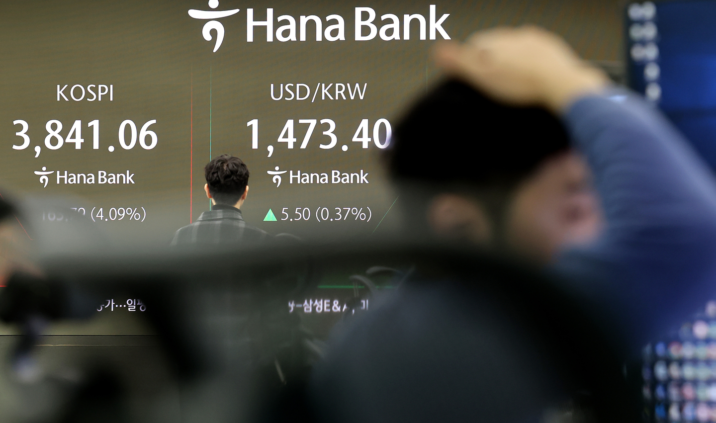 A screen in Hana Bank's trading room in central Seoul shows the Kospi opening on Nov. 21. [YONHAP]
