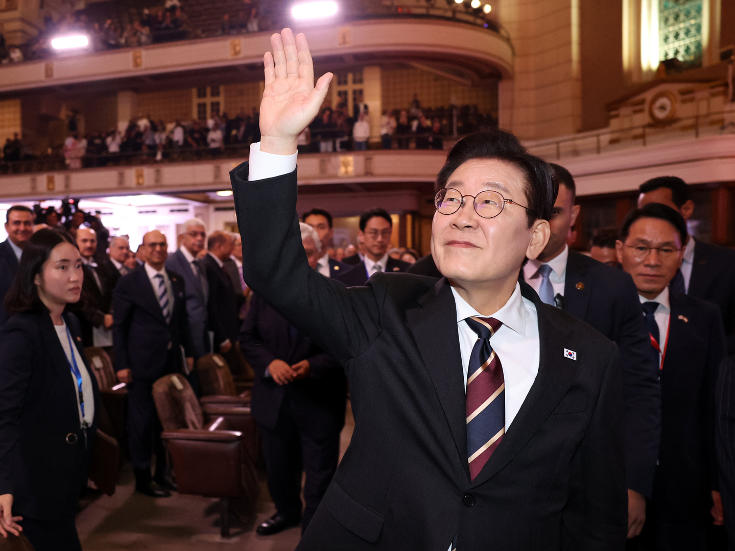 President Lee Jae Myung waves after delivering a speech at Cairo University in Cairo, Egypt on Nov. 20. [YONHAP] 