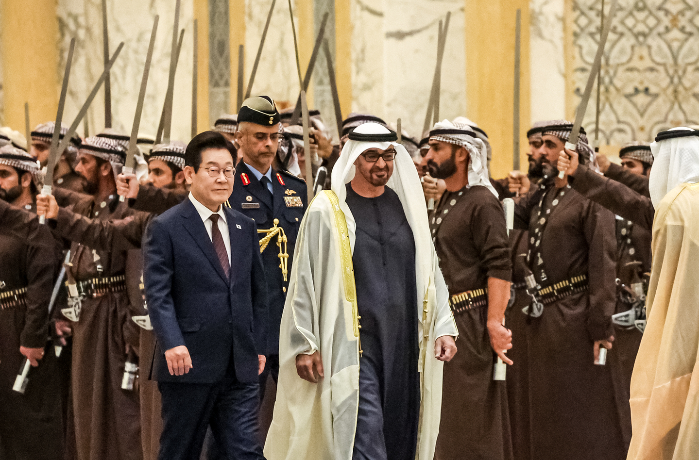 President Lee Jae Myung, left, and United Arab Emirates (UAE) President Mohammed bin Zayed Al Nahyan inspect an honor guard at an official welcoming ceremony at the presidential palace in Abu Dhabi on Nov. 18, ahead of their bilateral summit. [JOINT PRESS CORPS]