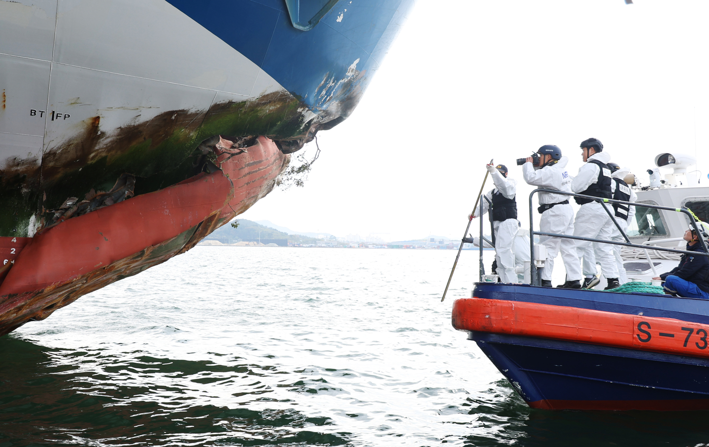 Coast Guard and National Forensic Service officials conduct a forensic examination on the ferry Queen Jenuvia II near Mokpo, South Jeolla on Nov. 20. [YONHAP]
