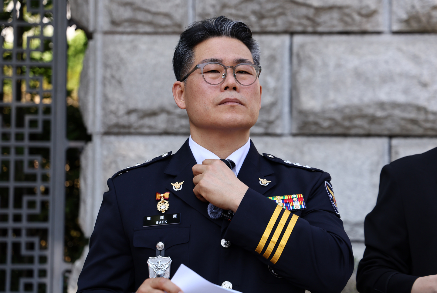 Baek Hae-ryong, former head of the criminal division at Yeongdeungpo Police Station, speaks to reporters in front of the Supreme Prosecutors’ Office in Seocho District on June 12 regarding the launch of a joint investigative team probing alleged drug-smuggling involvement by Incheon Customs. [YONHAP]