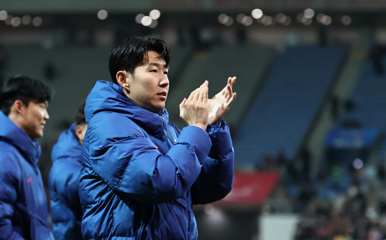 Son Heung-min acknowledges fans after his team's 1-0 win over Ghana in a friendly football match at Seoul World Cup Stadium in Seoul on Nov. 18. [YONHAP] 