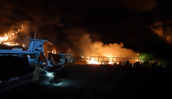 A fire that began at a farm in Girin-myeon, Inje County, Gangwon, on Nov. 20 spread to nearby mountains, prompting fire and forestry authorities to continue a second day of firefighting operations on Nov. 21. [GANGWON FIRE HEADQUARTERS]