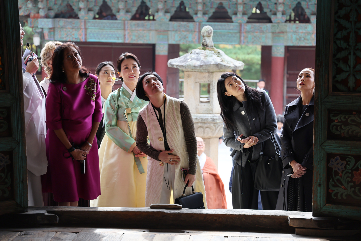 Korean first lady Kim Hea Kyung and spouses of APEC leaders visit Bulguk Temple in Gyeongju, North Gyeongsang, on Oct. 31. [YONHAP]