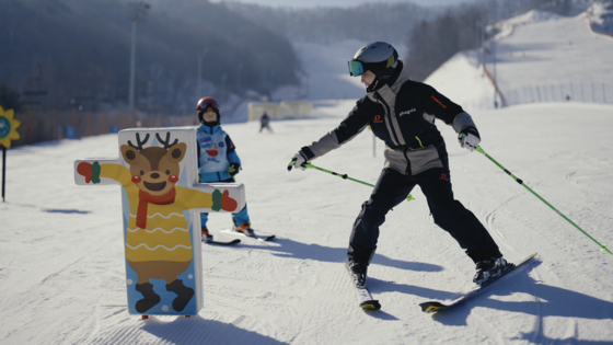 A ski instructor is seen teaching children skiing at Phoenix Park in Pyeongchang, Gangwon [PHOENIX HOTELS & RESORTS]
