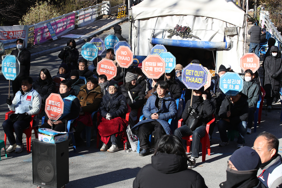Members of a protest group hold a prayer for peace at a Won Buddhism chapel near Jinbat Bridge in Seongju County, North Gyeongsang, on Nov. 21, ahead of a planned administrative removal of their structures near the entrance to the U.S. Terminal High Altitude Area Defense base. [NEWS1]