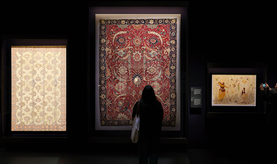 The "Throne Carpet," center, from the Safavid Empire in the 17th century, is on display at the National Museum of Korea's new Islamic art exhibition on Nov. 21. [YONHAP]