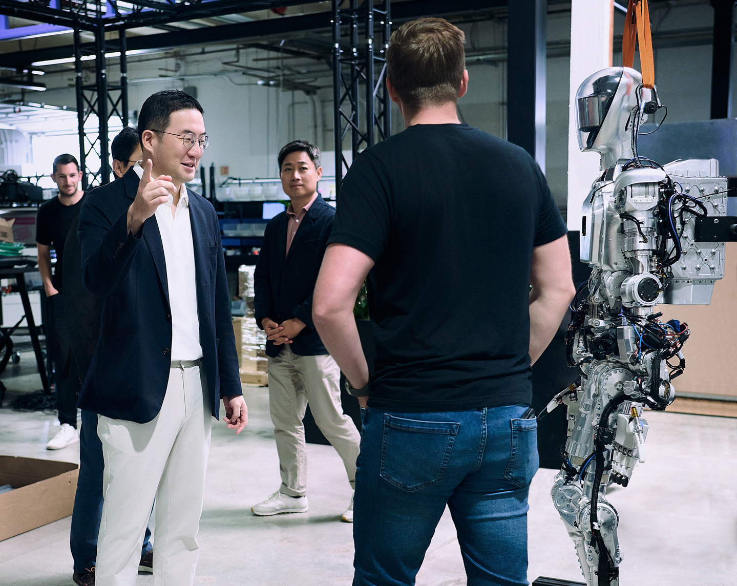 LG Group Chairman Koo Kwang-mo, left, inspects Figure AI's humanoid robot at the company's headquarters in the California in June 2024. [LG]