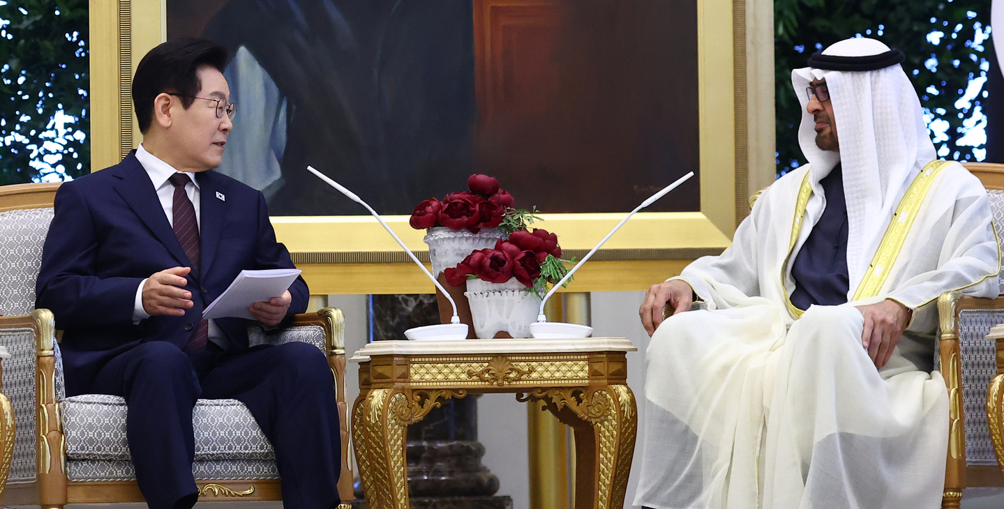 President Lee Jae Myung, left, and United Arab Emirates (UAE) President Mohammed bin Zayed Al Nahyan hold their bilateral summit at the presidential palace in Abu Dhabi on Nov. 18, as the Korean leader makes a three-day state visit to the country. [JOINT PRESS CORPS]