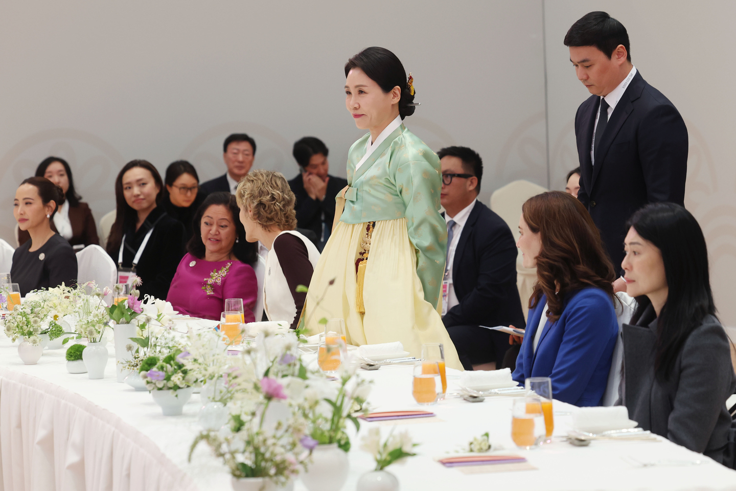 First lady Kim Hea Kyung, center, and spouses of APEC leaders attend the APEC 2025 Korea Spouse Program event at the Wooyang Museum of Contemporary Art in Gyeongju, North Gyeongsang, on Oct. 31. [YONHAP]