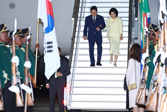 President Lee Jae Myung, left, and First Lady Kim Hea Kyung arrive in Johannesburg, South Africa, on Nov. 21 to attend the Group of 20 (G20) summit. [YONHAP]