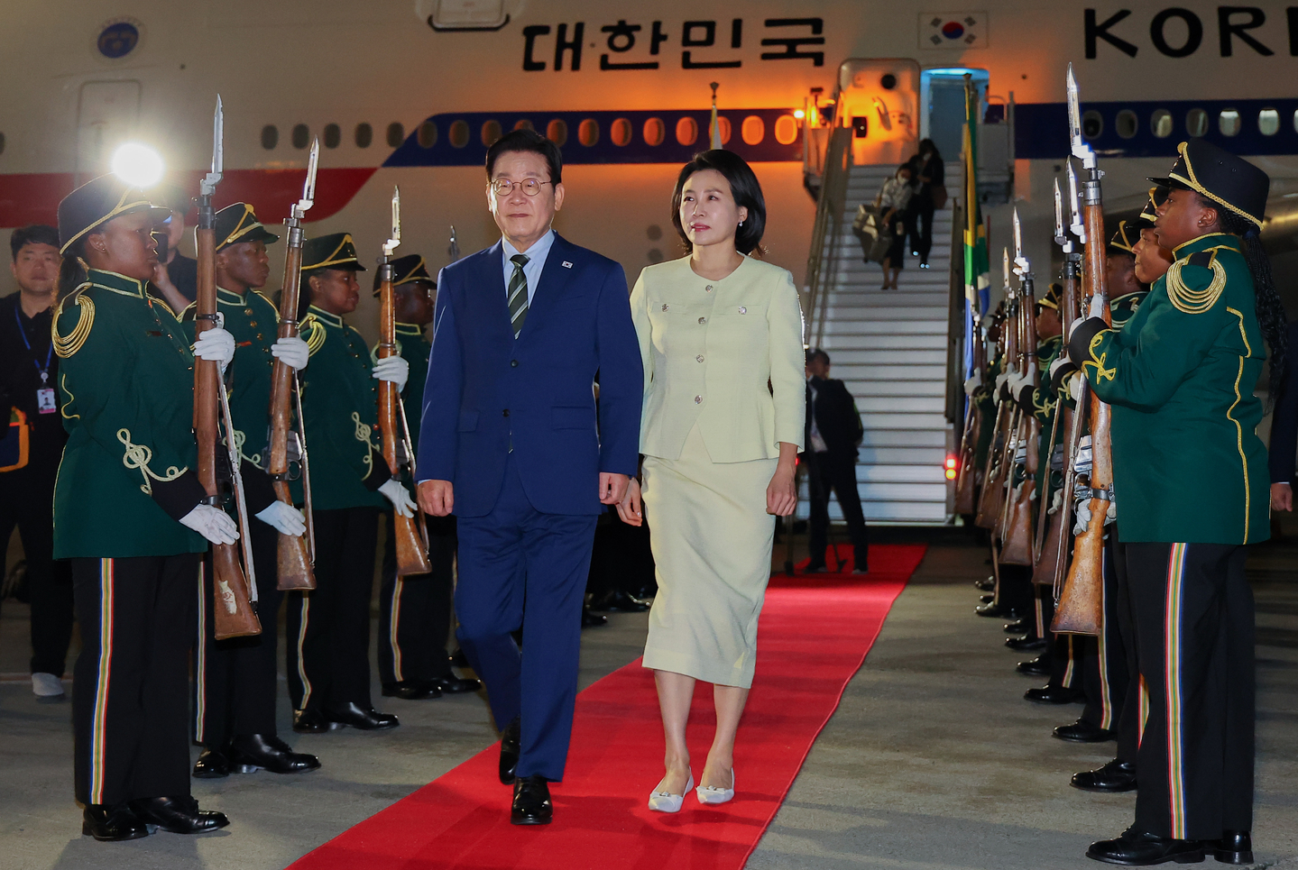President Lee Jae Myung, left, and First Lady Kim Hea Kyung arrive in Johannesburg, South Africa, on Nov. 21 to attend the Group of 20 (G20) summit. [YONHAP]