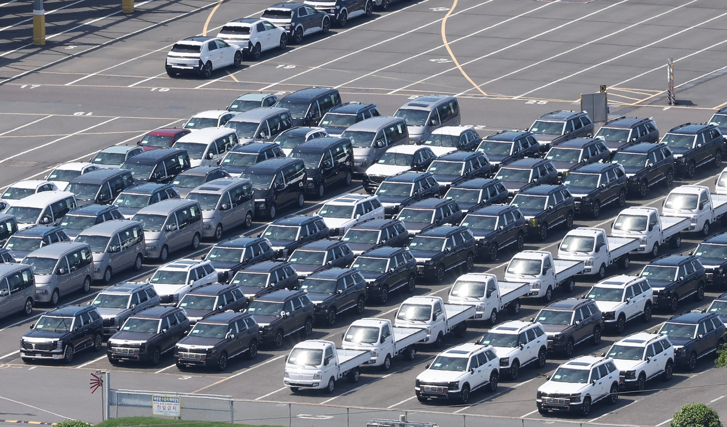 Completed Hyundai vehicles await shipment at the export pier near the company’s Ulsan plant on July 31. [YONHAP]