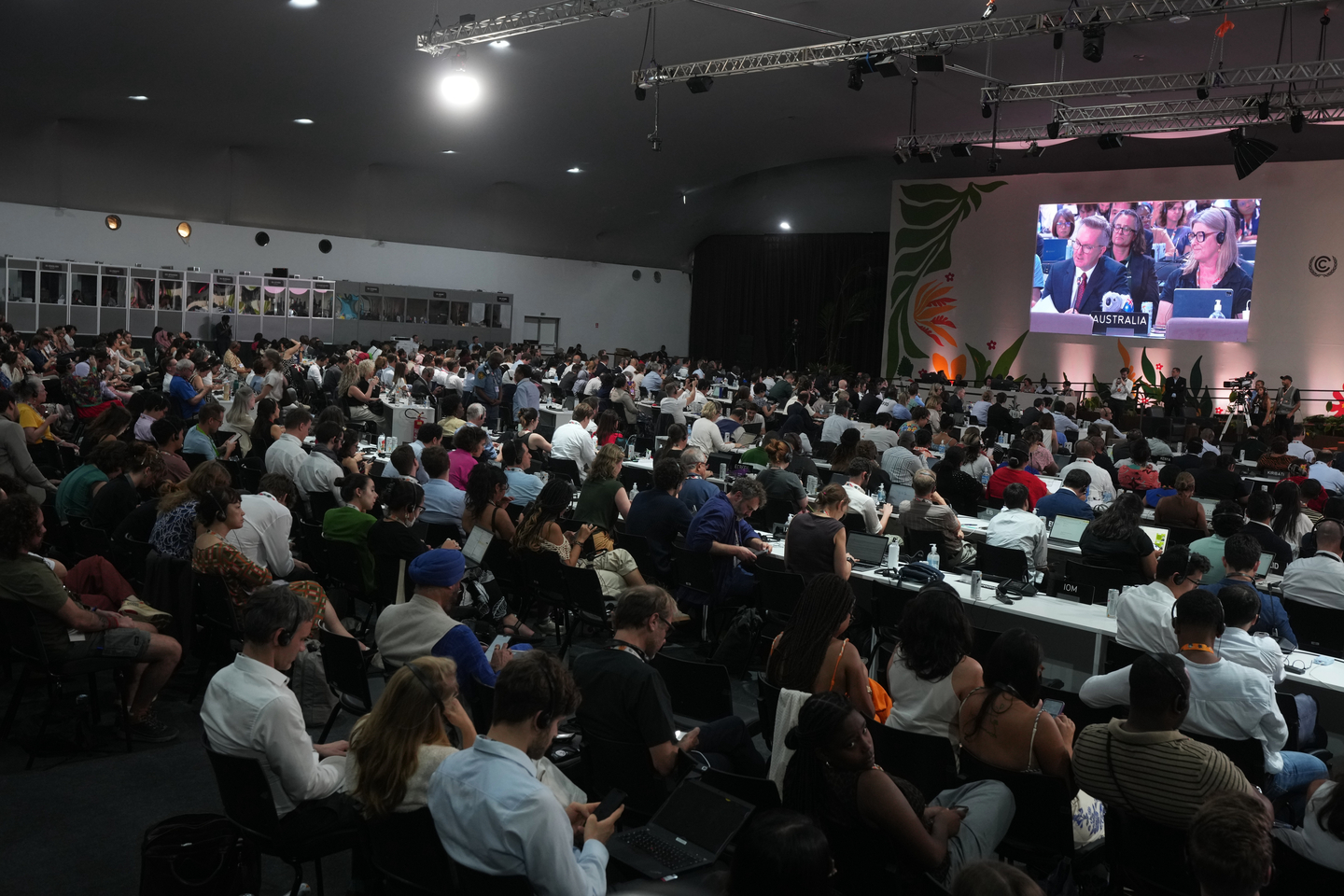 Chris Bowen, Australia's minister for climate change and energy, speaks during a plenary session at the COP30 UN Climate Summit on Nov. 22 in Belém, Brazil. [AP/YONHAP]