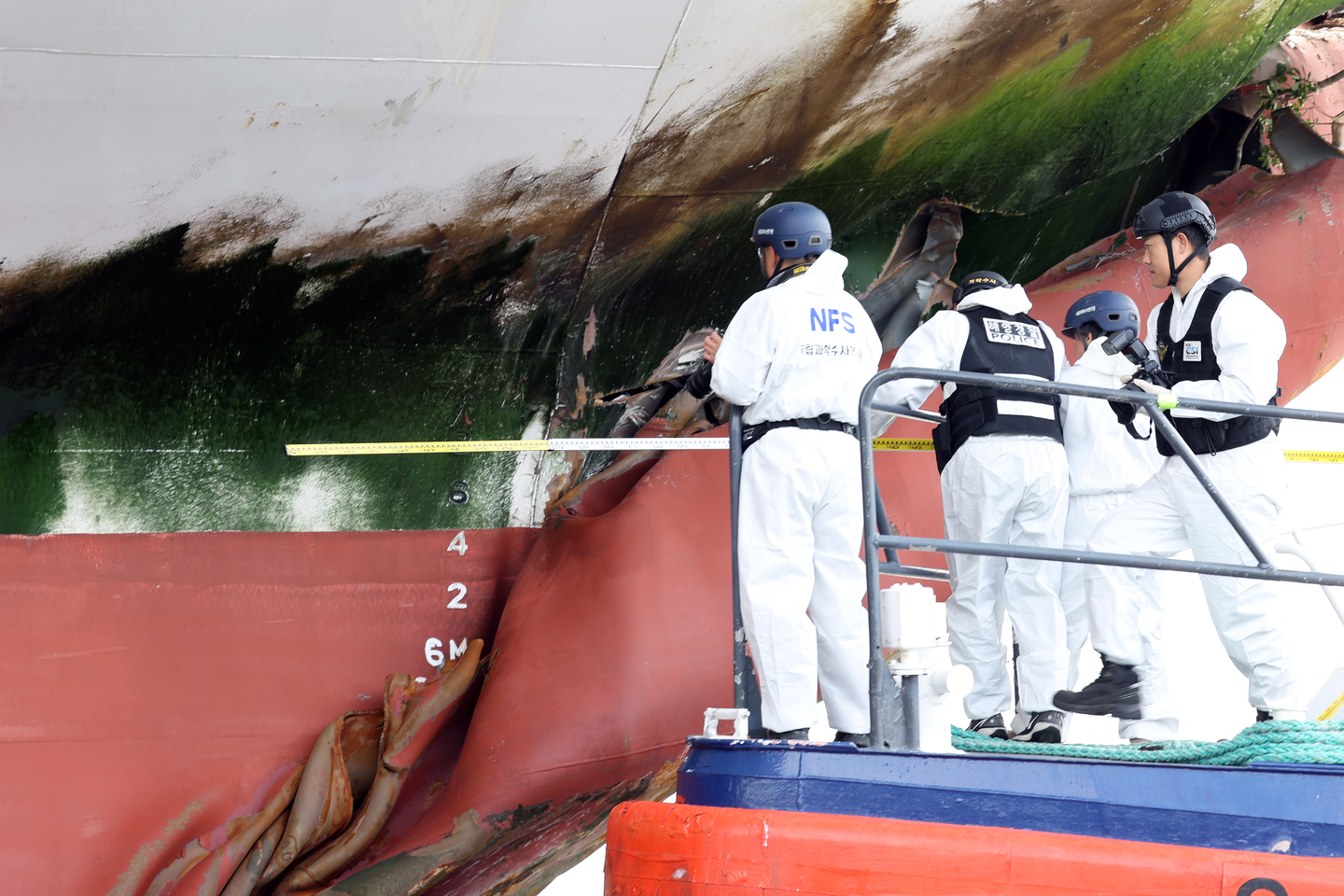 Authorities study the Queen Jenuvia II ferry at Samhak Dock in Mokpo, South Jeolla, on Nov. 20. [YONHAP]