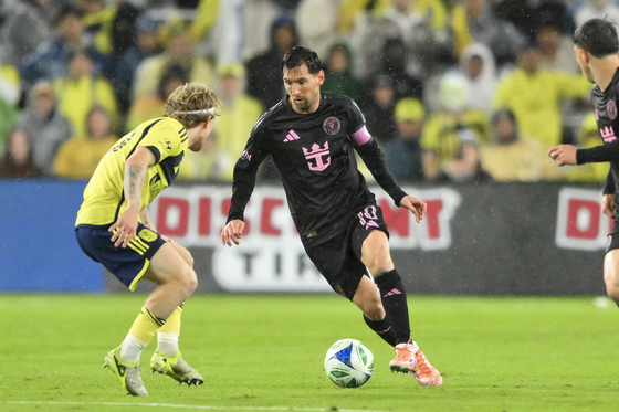 Inter Miami forward Lionel Messi dribbles the ball against Nashville SC during an MLS match at Geodis Park in Nashville, Tennessee, on Nov. 1. [REUTERS/YONHAP] 