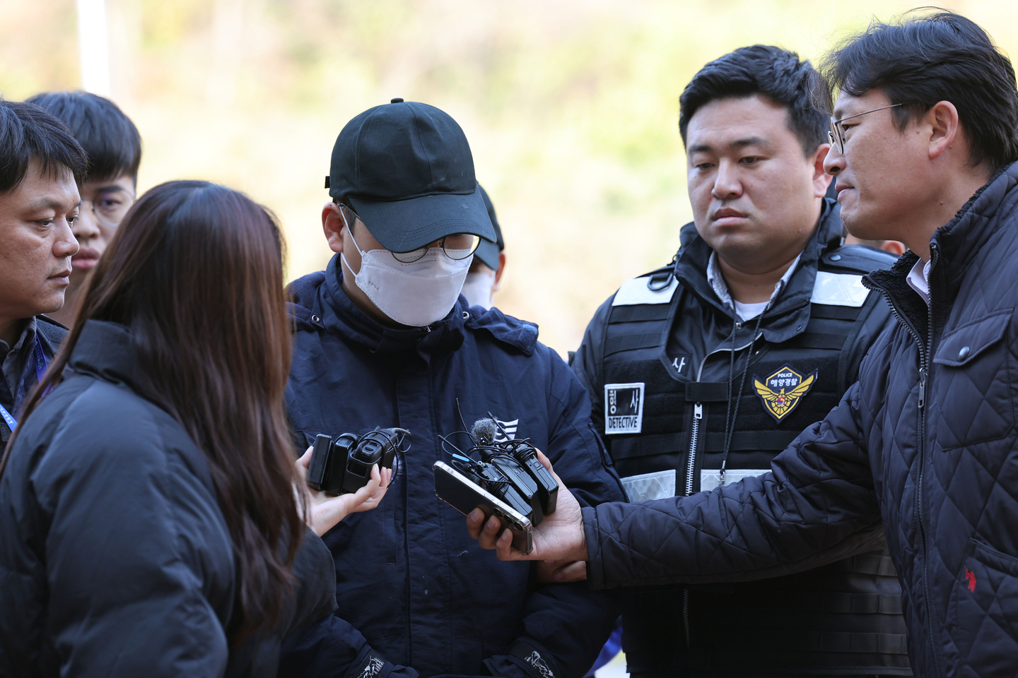 The first mate of the Queen Jenuvia II ferry, accused of grounding the ship off the coast of Shinan County, South Jeolla on Nov. 19, appears for questioning at the Gwangju District Court's Mokpo branch on Nov. 22. [NEWS1]