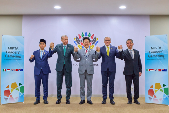 Representatives of a grouping of five middle-power nations Mexico, Indonesia, Korea, Turkey and Australia pose for a photo on the sidelines of the Group of 20 summit held in Johannesburg, South Africa on Nov. 22. From left: Indonesian Vice President Gibran Rakabuming Raka, Turkish President Recep Tayyip Erdogan, Korean President Lee Jae Myung, Australian Prime Minister Anthony Albanese and Mexican Finance Minister Edgar Amador Zamora. [JOINT PRESS CORPS]