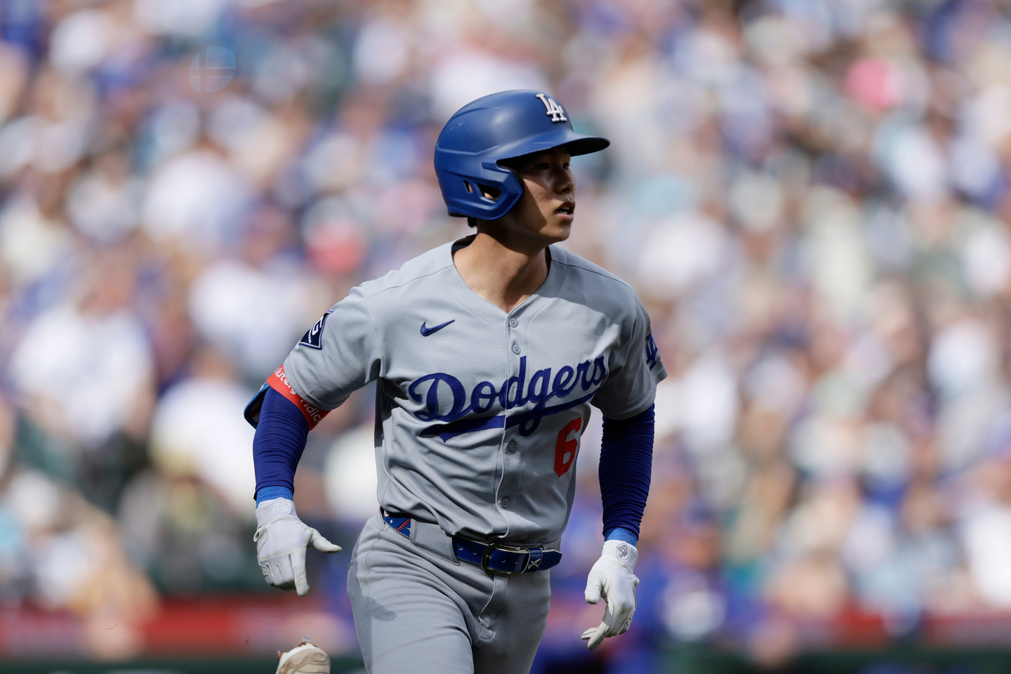 Los Angeles Dodgers' Kim Hye-seong watches his two-run home run hit off Seattle Mariners starting pitcher Bryce Miller during the second inning of a baseball game in Seattle on Sept. 28. [AP/YONHAP]