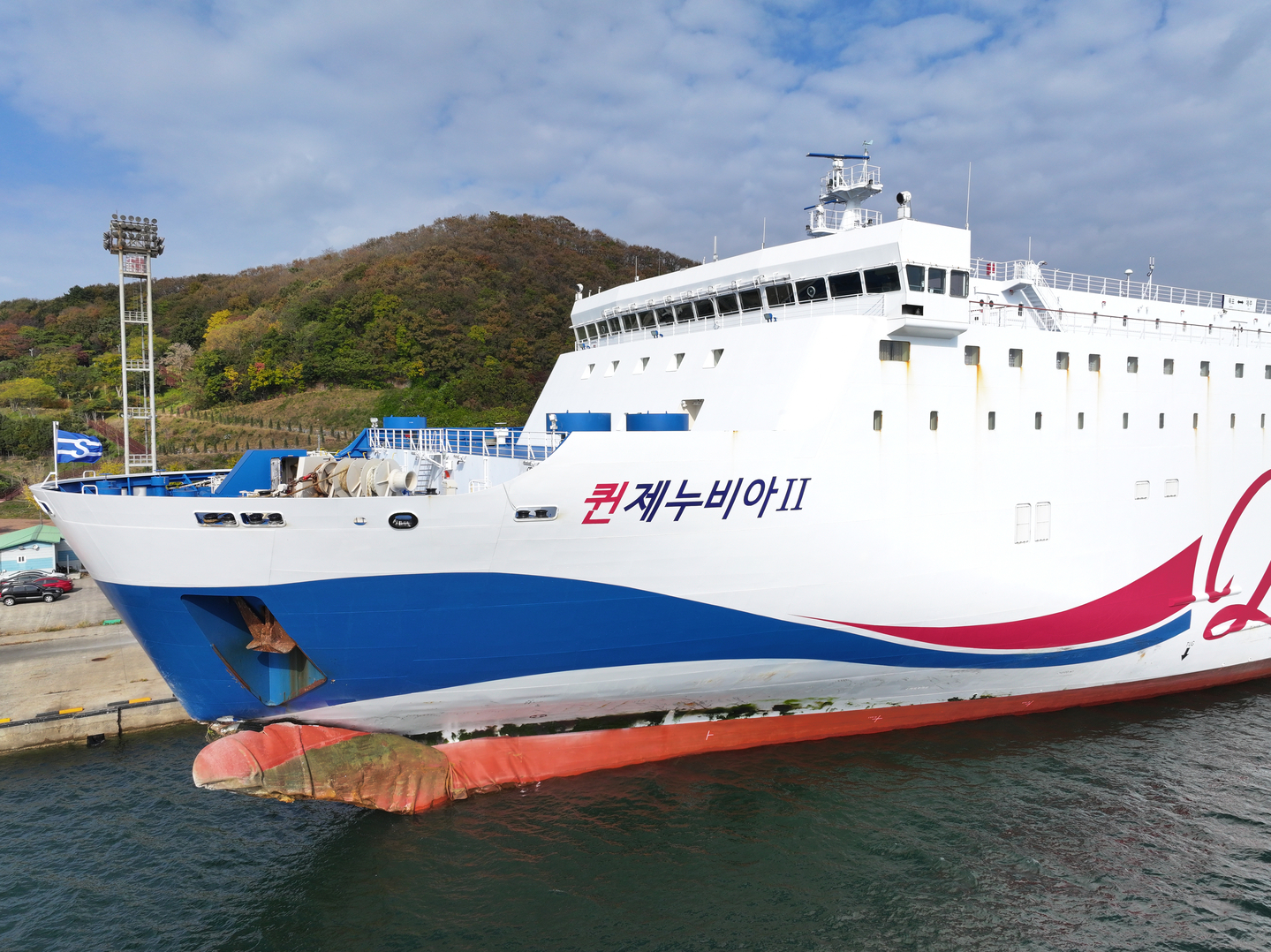 Queen Jenuvia II ferry is docked at Samhak Dock in Mokpo, South Jeolla, on Nov. 20. [YONHAP]