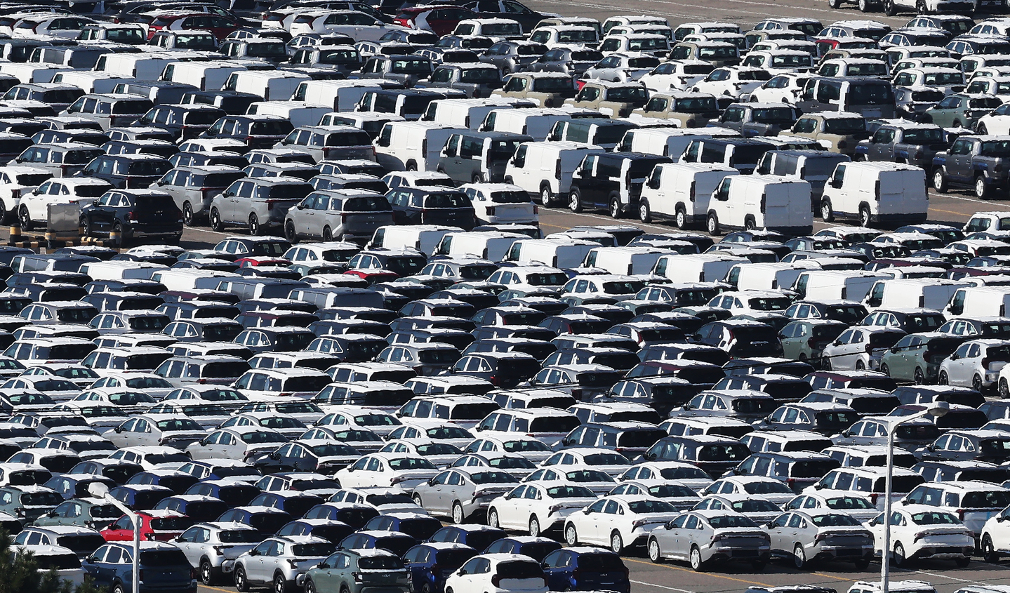 Export-bound cars are lined up at Pyeongtaek Port in Gyeonggi on Oct. 28. [YONHAP]  