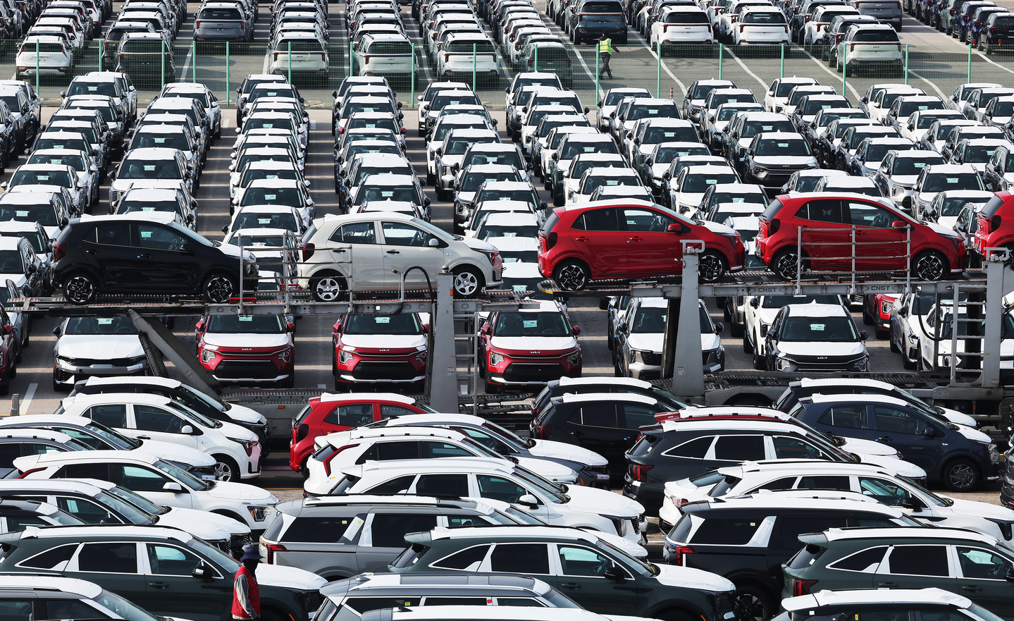 Export-bound cars are parked at Pyeongtaek Port in Gyeonggi on Oct. 30. [YONHAP]